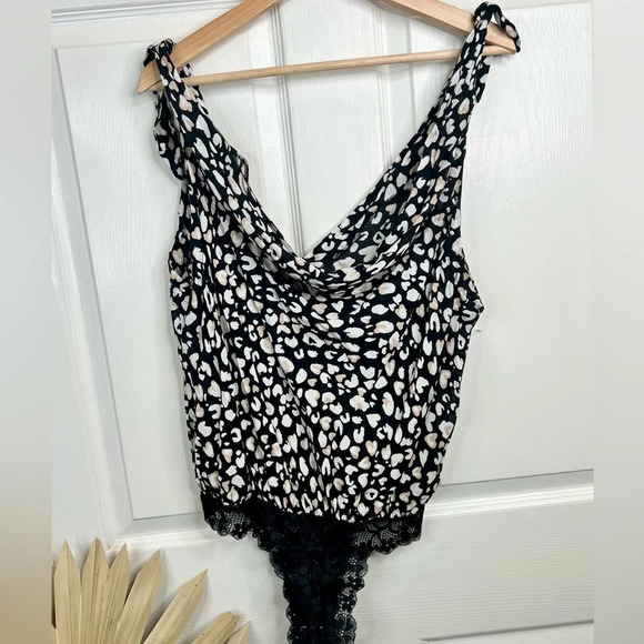 Free People Women's Bare It All Black Animal Print Bodysuit Size M Lace NEW - Picture 4 of 12